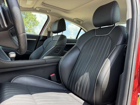 Used 2022 Genesis G70 2.0T w/ Prestige Package RWD image 11