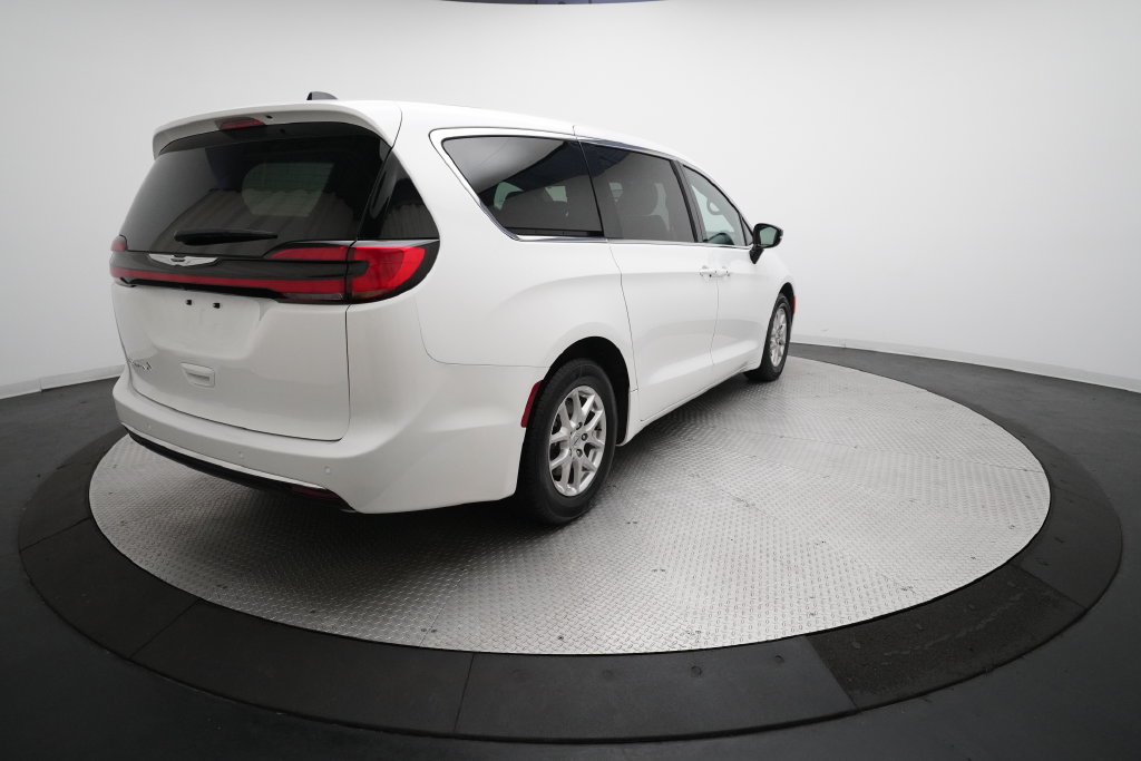 Used 2025 Chrysler Pacifica Select FWD image 35