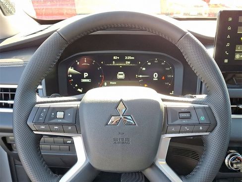 New 2025 Mitsubishi Outlander SE image 15