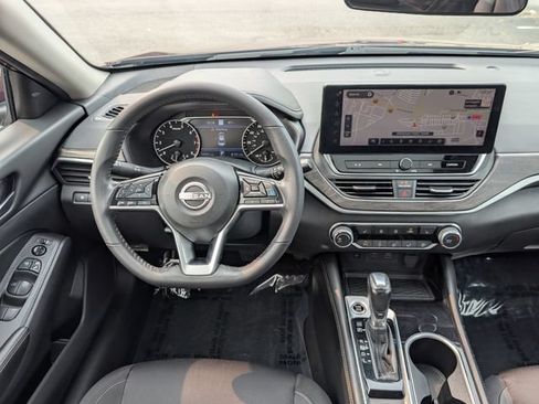Used 2024 Nissan Altima 2.5 SV w/ SV Premium Package AWD/4WD image 16
