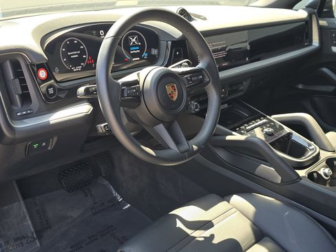 Certified 2025 Porsche Cayenne Coupe image 4