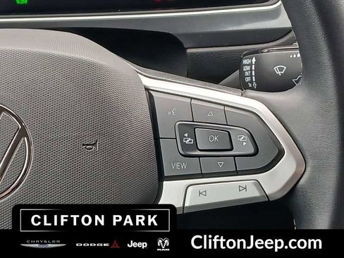 Used 2024 Volkswagen Tiguan SE image 23