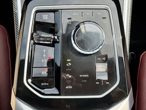 Used 2025 BMW 760i xDrive w/ Premium Package image 25