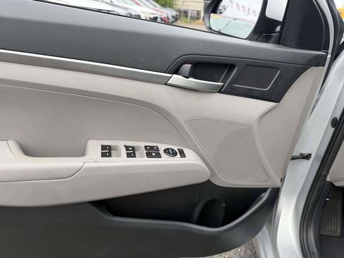 Used 2020 Hyundai Elantra SE FWD image 16