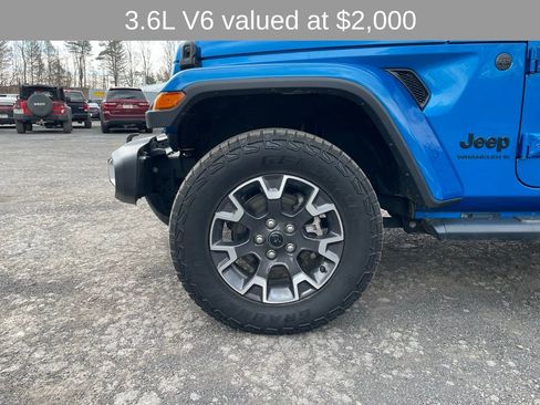 Used 2025 Jeep Wrangler Unlimited Sahara w/ Dual Top Group AWD/4WD image 5