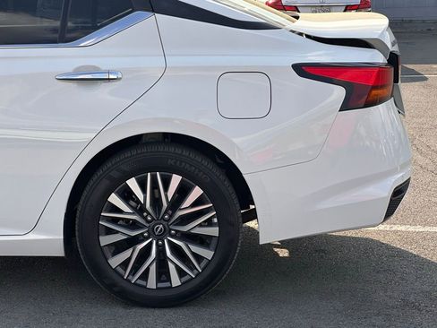 Used 2025 Nissan Altima 2.5 SV image 38