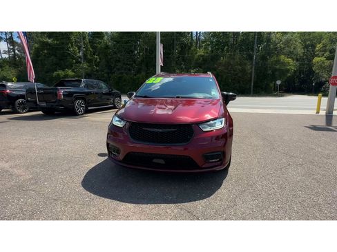 Used 2023 Chrysler Pacifica Limited w/ Uconnect Theater Family Group FWD image 7