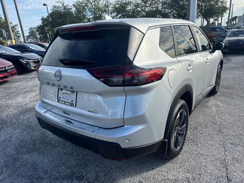Certified 2025 Nissan Rogue SV FWD image 11