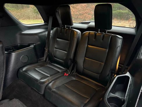 Used 2016 Ford Explorer XLT w/ Equipment Group 202A AWD/4WD image 15