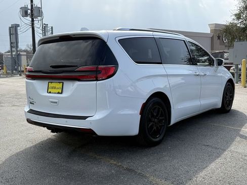 Used 2021 Chrysler Pacifica Touring-L image 7