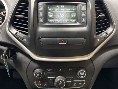 Used 2018 Jeep Cherokee Latitude w/ Cold Weather Group image 8