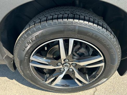 Used 2023 Volvo XC40 B5 Plus w/ Driver Assist Package AWD/4WD image 11