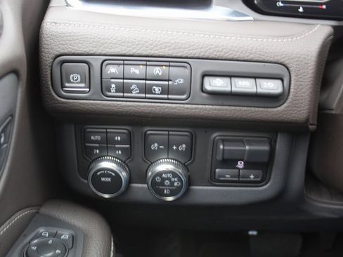 Used 2022 GMC Yukon Denali w/ Denali Premium Package image 29