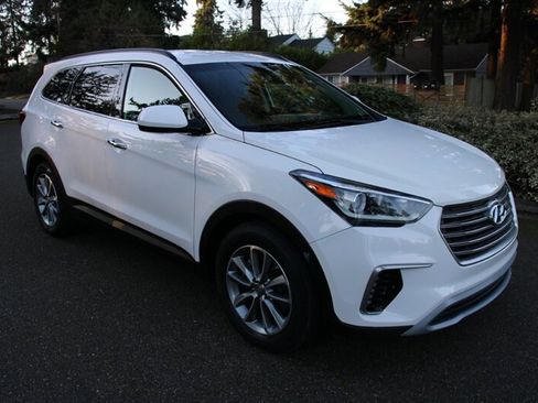 Used 2017 Hyundai Santa Fe SE image 2