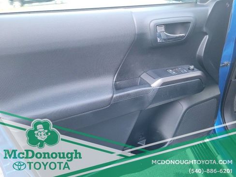 Used 2016 Toyota Tacoma TRD Sport image 17