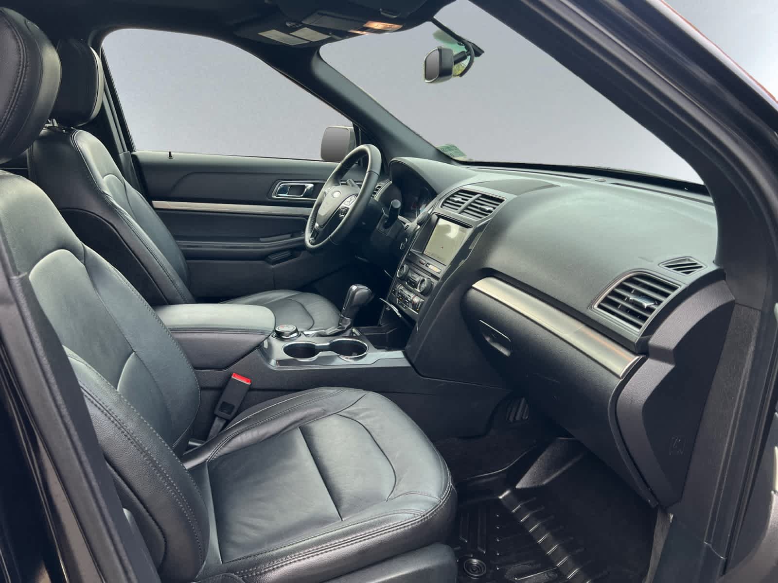 Used 2018 Ford Explorer XLT w/ Equipment Group 202A AWD/4WD image 19