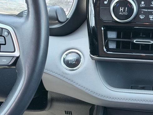 Used 2022 Toyota Highlander XLE image 10