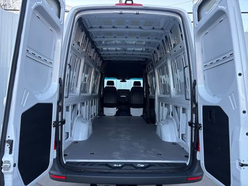 Used 2025 Mercedes-Benz Sprinter 2500 image 25