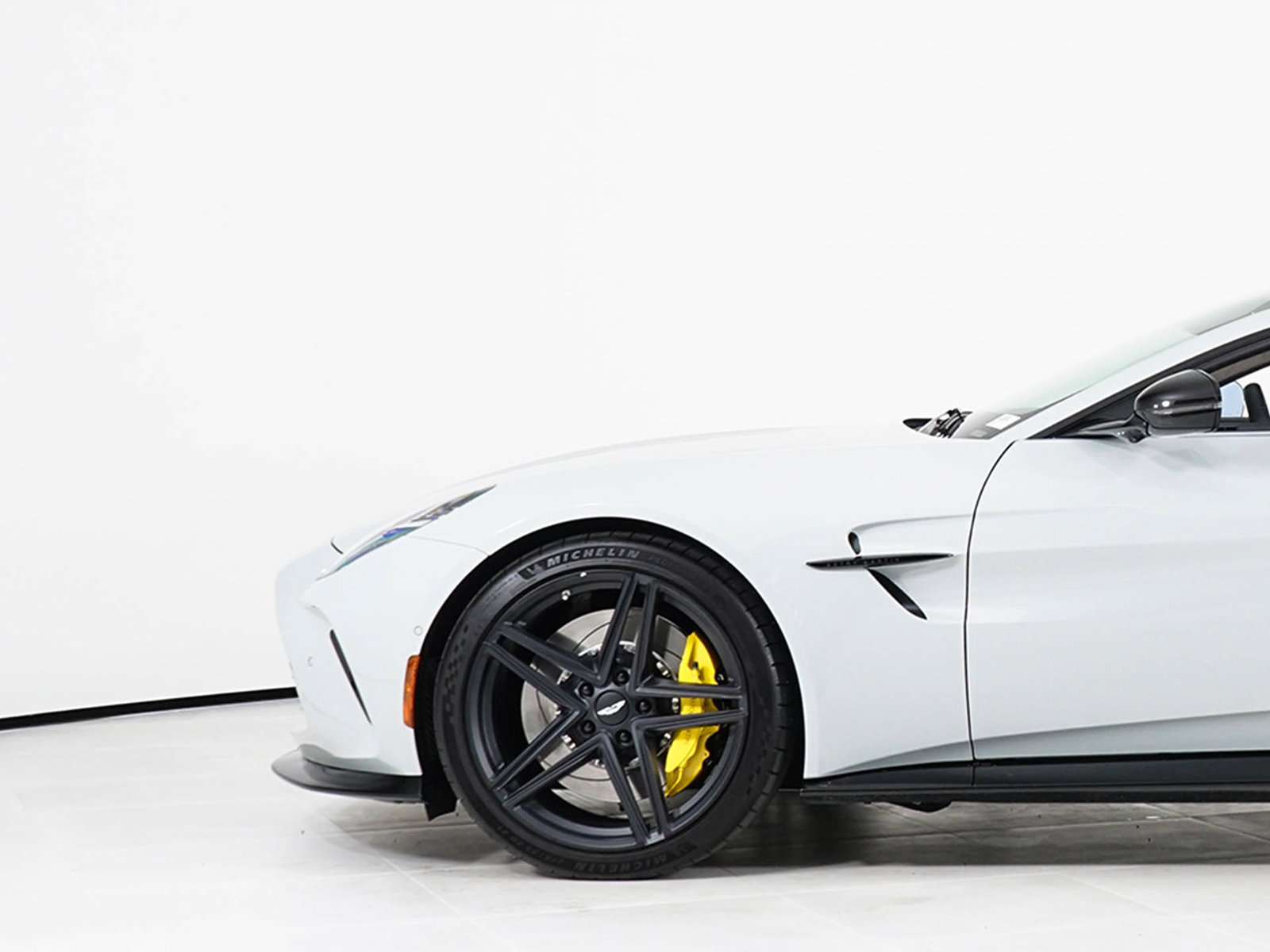 Used 2026 Aston Martin V8 Vantage Coupe RWD image 12