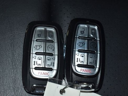 Used 2025 Chrysler Pacifica Select FWD image 34