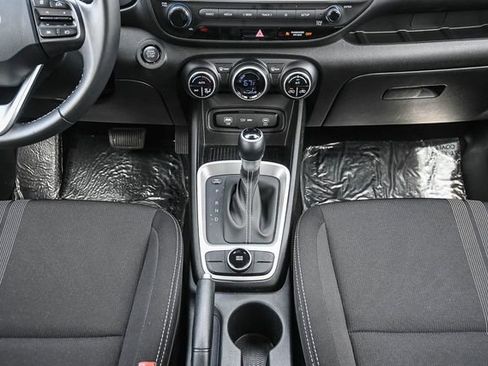 Certified 2025 Hyundai Venue SEL FWD image 19