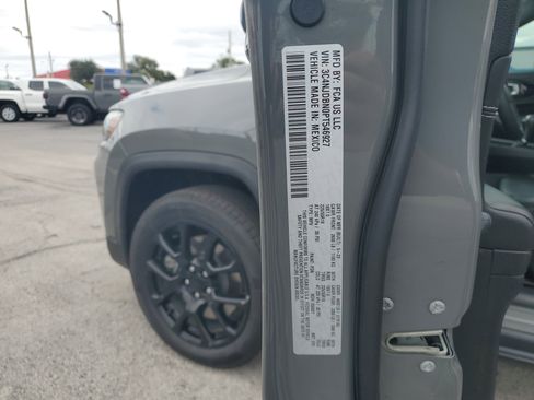 Used 2023 Jeep Compass Altitude image 30