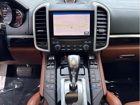 Used 2017 Porsche Cayenne Platinum Edition image 18
