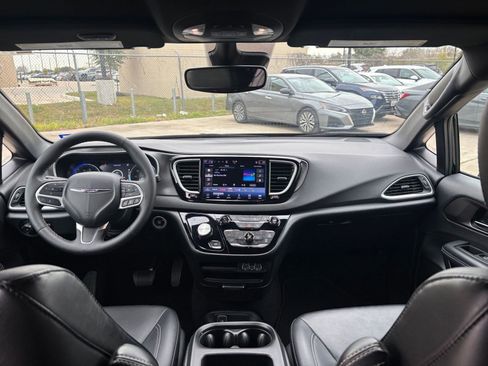 Used 2025 Chrysler Pacifica Select image 30