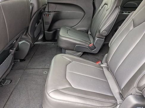 New 2027 Chrysler Pacifica Select FWD image 28
