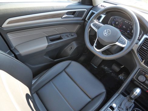 Certified 2023 Volkswagen Atlas SEL AWD/4WD image 9