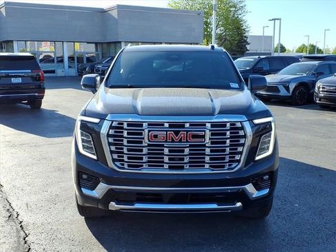 Used 2025 GMC Yukon Denali w/ Advanced Technology Package AWD/4WD image 12