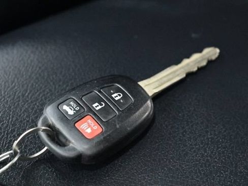 Used 2016 Toyota Camry SE w/ Moonroof Package FWD image 31