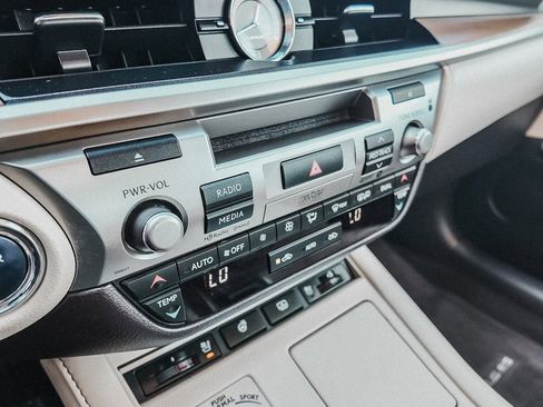 Used 2017 Lexus ES 300h image 13