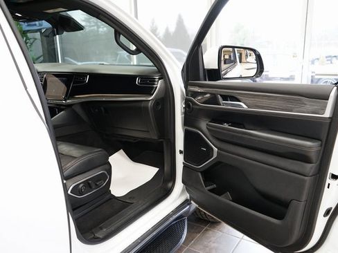 Used 2022 Jeep Wagoneer Series III w/ Flexible Seating Group image 46