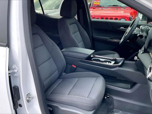 Used 2025 Chevrolet Equinox LT w/ Safety and Technology Package image 7