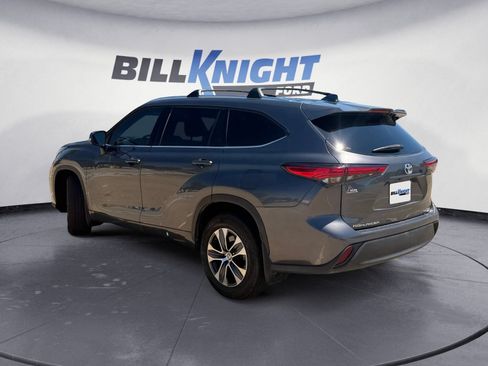Used 2020 Toyota Highlander XLE AWD/4WD image 3