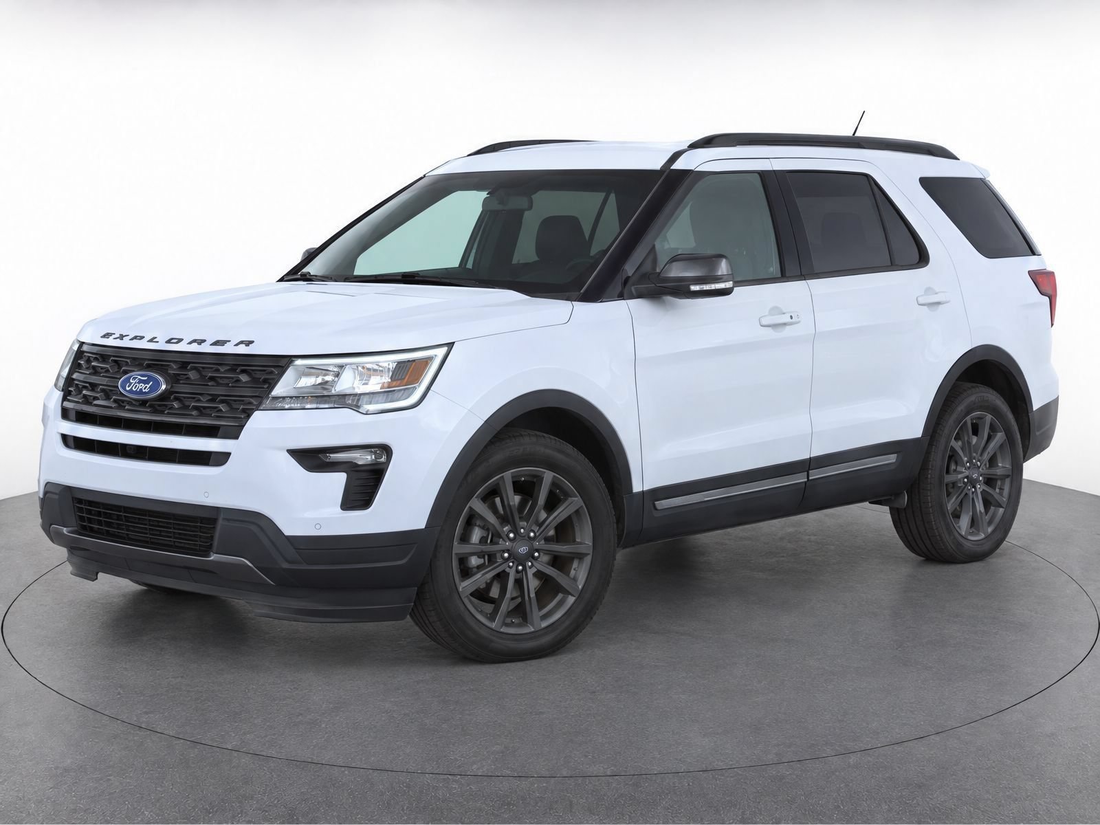 Used 2018 Ford Explorer XLT w/ Equipment Group 202A FWD image 2
