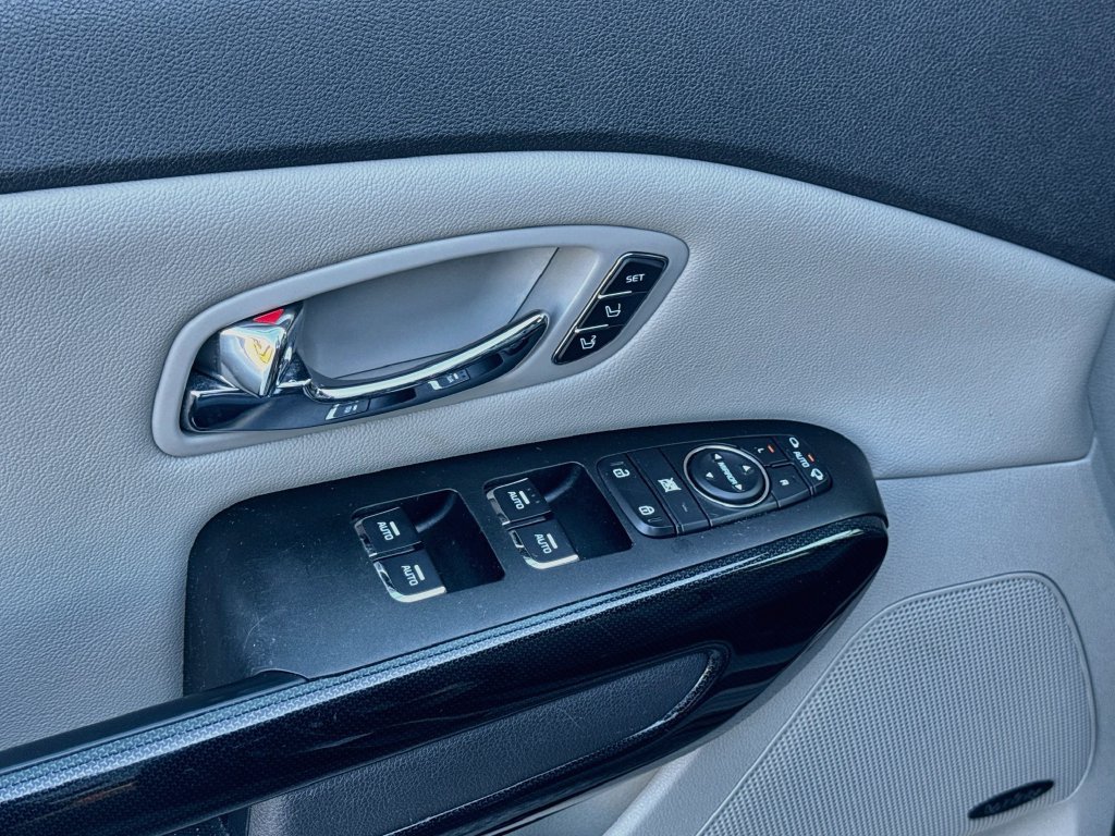 Used 2018 Kia Sedona SX FWD image 15