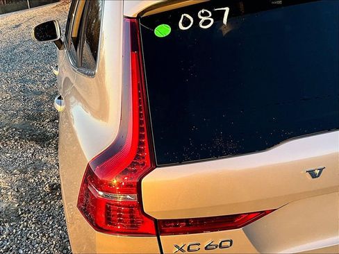 Used 2022 Volvo XC60 B5 Momentum image 26