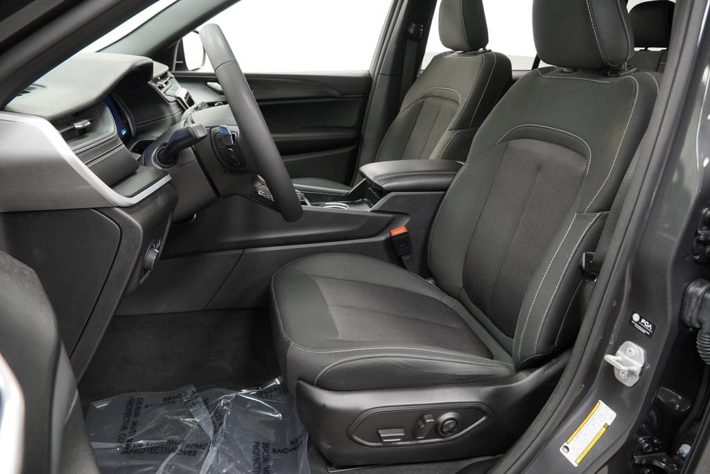 Certified 2025 Jeep Grand Cherokee Laredo X AWD/4WD image 3