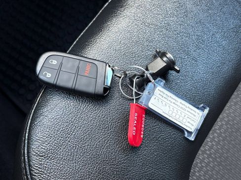 Used 2025 Jeep Compass Trailhawk AWD/4WD image 19