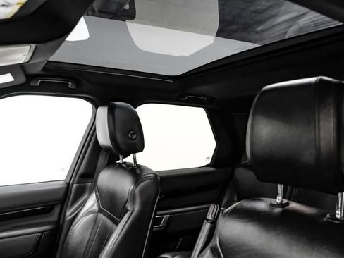 Used 2019 Land Rover Discovery SE image 5