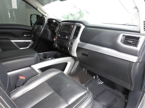Used 2019 Nissan Titan PRO-4X w/ Pro-4x Convenience Package AWD/4WD image 9