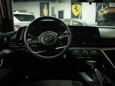 Used 2025 Hyundai Elantra SE FWD image 16