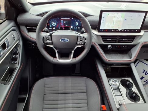 Used 2025 Ford Explorer ST-Line image 3