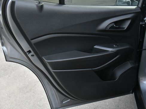 Used 2025 Chevrolet Trax LT w/ LT Convenience Package image 35