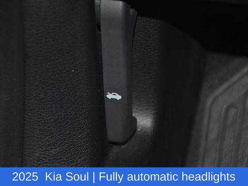 Used 2025 Kia Soul LX w/ LX Technology Package FWD image 10