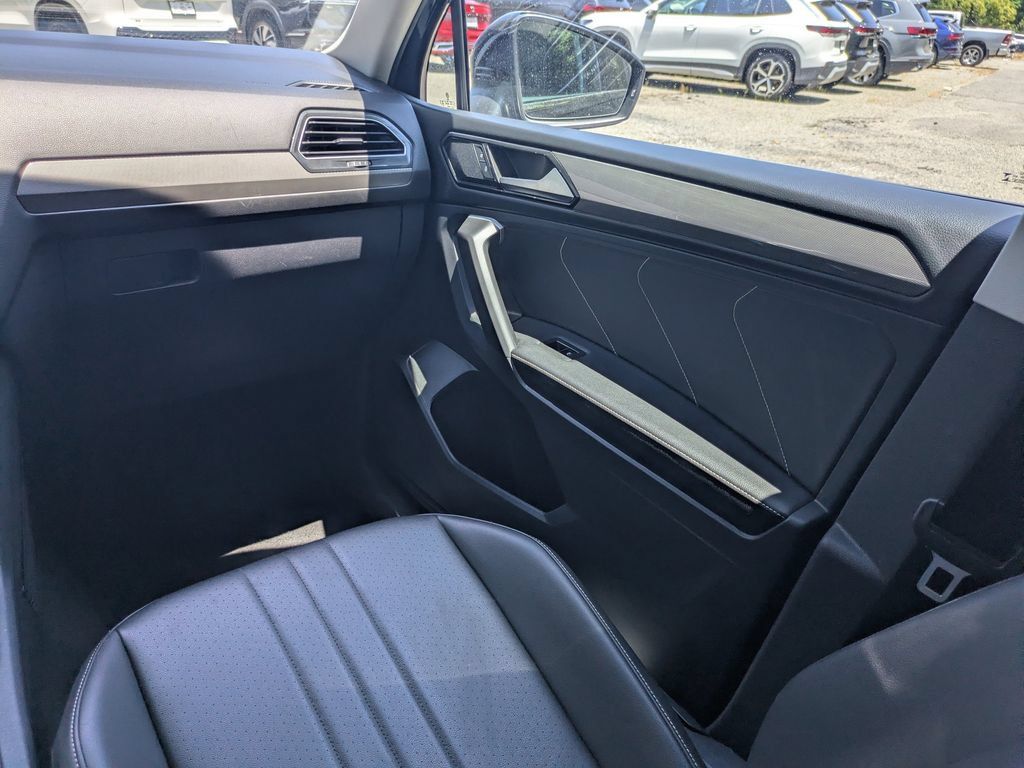 Used 2024 Volkswagen Tiguan SE FWD image 17