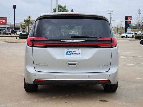 Used 2024 Chrysler Pacifica Limited image 7