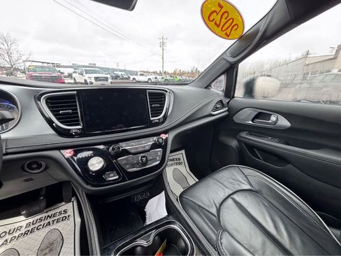 Used 2025 Chrysler Pacifica Limited image 20